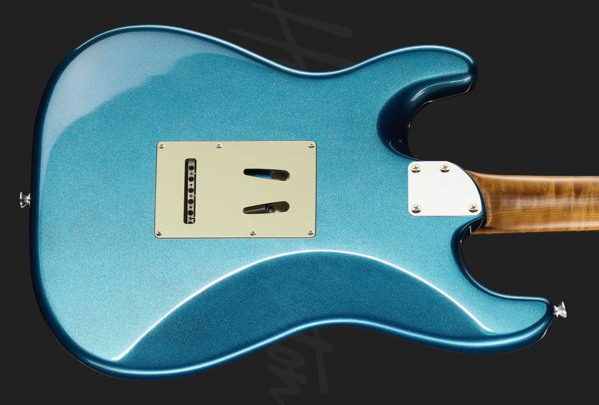 גיטרה חשמלית Harley Benton ST-Modern Plus HSS LPB – כחול Lake Placid Blue מבריק 5 גיטרה חשמלית Harley Benton ST-Modern Plus HSS LPB בגימור כחול Lake Placid Blue – גב הגוף