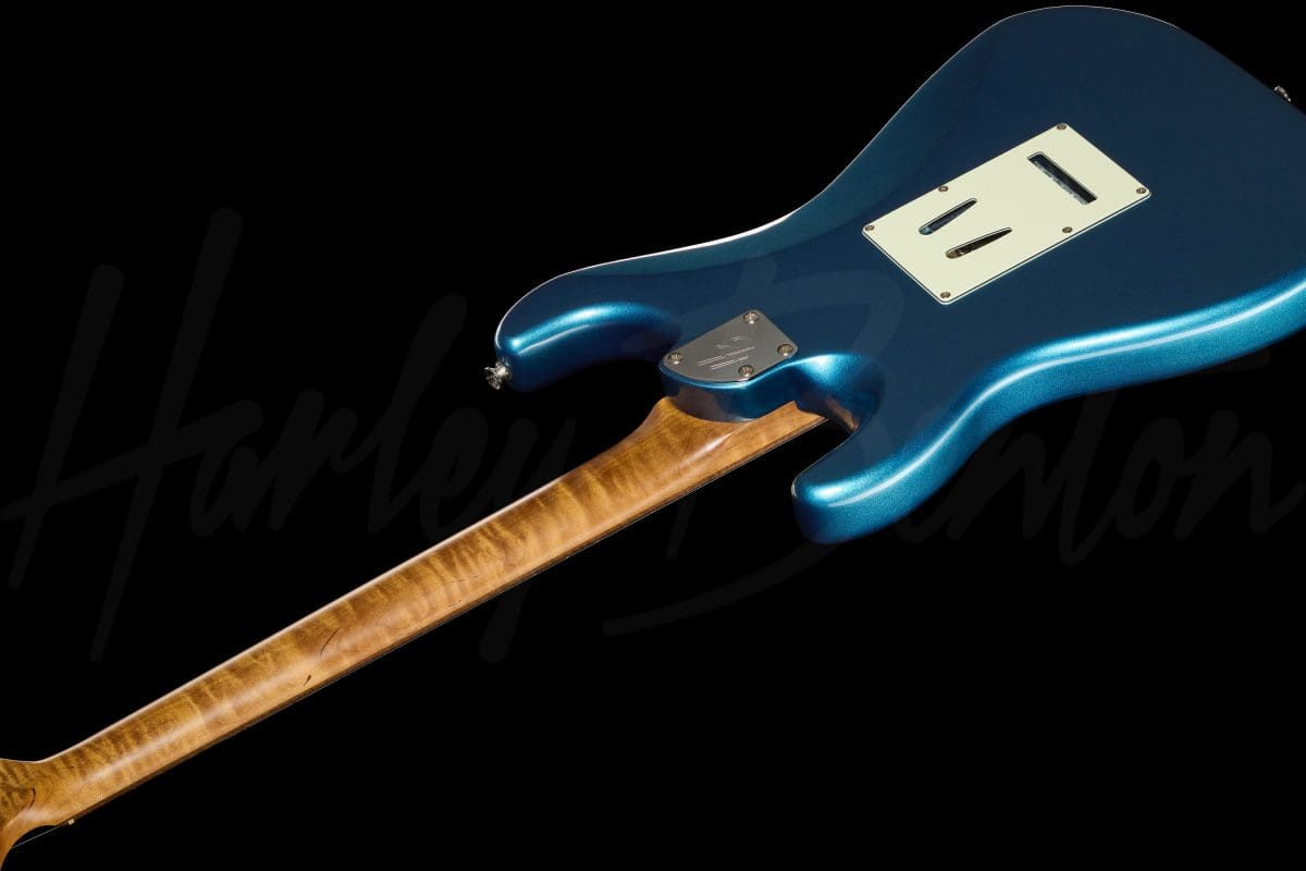 גיטרה חשמלית Harley Benton ST-Modern Plus HSS LPB – כחול Lake Placid Blue מבריק 8 גיטרה חשמלית Harley Benton ST-Modern Plus HSS LPB בגימור כחול Lake Placid Blue – הצוואר והגוף במבט אחורי אלכסוני
