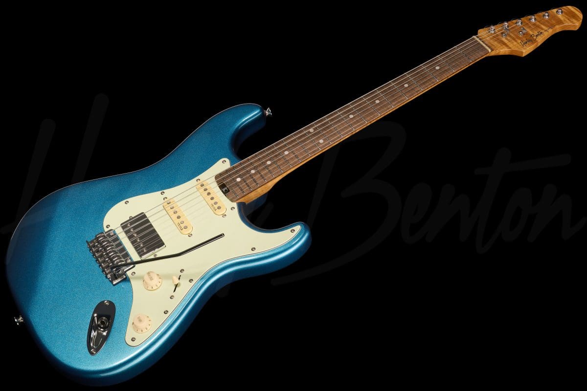 גיטרה חשמלית Harley Benton ST-Modern Plus HSS LPB – כחול Lake Placid Blue מבריק 9 גיטרה חשמלית Harley Benton ST-Modern Plus HSS LPB בגימור כחול Lake Placid Blue – מבט קדמי אלכסוני