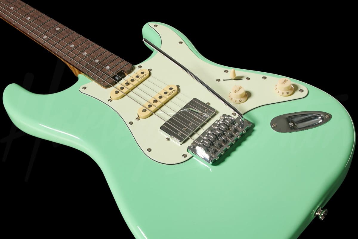 גיטרה חשמלית Harley Benton ST-Modern Plus HSS SFG – ירוק Seafoam Green מבריק 12 גיטרה חשמלית Harley Benton ST-Modern Plus HSS SFG בגימור ירוק Seafoam Green – הפיקאפים והגשר מקרוב