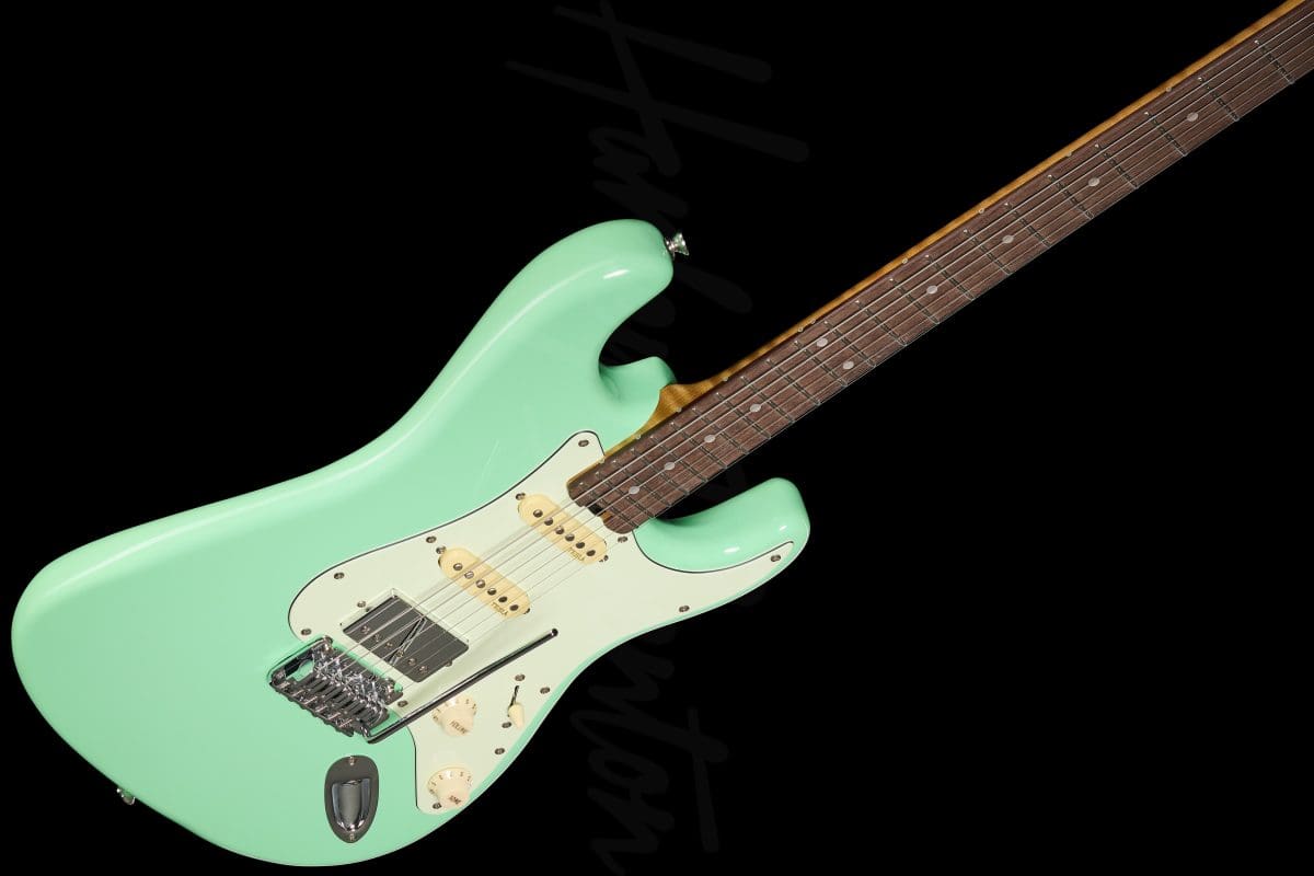 גיטרה חשמלית Harley Benton ST-Modern Plus HSS SFG – ירוק Seafoam Green מבריק 10 גיטרה חשמלית Harley Benton ST-Modern Plus HSS SFG בגימור ירוק Seafoam Green – מבט אלכסוני על גוף הגיטרה