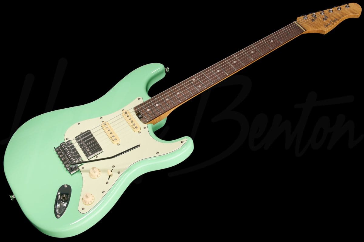 גיטרה חשמלית Harley Benton ST-Modern Plus HSS SFG – ירוק Seafoam Green מבריק 9 גיטרה חשמלית Harley Benton ST-Modern Plus HSS SFG בגימור ירוק Seafoam Green – מבט קדמי אלכסוני