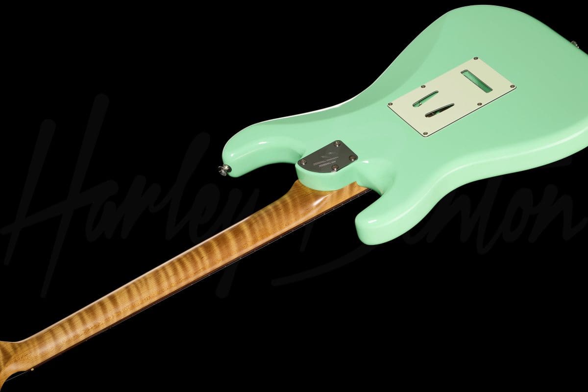 גיטרה חשמלית Harley Benton ST-Modern Plus HSS SFG – ירוק Seafoam Green מבריק 8 גיטרה חשמלית Harley Benton ST-Modern Plus HSS SFG בגימור ירוק Seafoam Green – הצוואר והגוף במבט אחורי אלכסוני