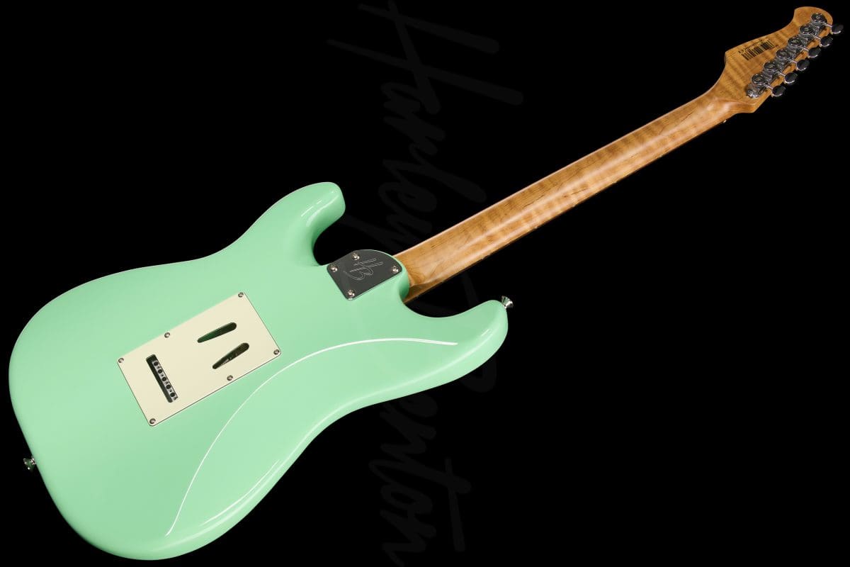 גיטרה חשמלית Harley Benton ST-Modern Plus HSS SFG – ירוק Seafoam Green מבריק 11 גיטרה חשמלית Harley Benton ST-Modern Plus HSS SFG בגימור ירוק Seafoam Green – מבט אחורי אלכסוני