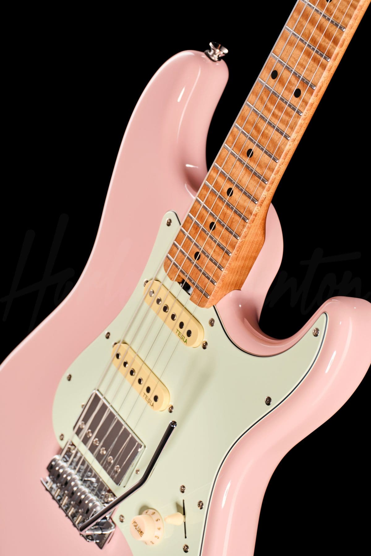 גיטרה חשמלית Harley Benton ST-Modern Plus MN HSS SP – Shell Pink 13 Harley Benton ST-Modern Plus MN HSS SP – תקריב לוח האצבעות והפיקאפים