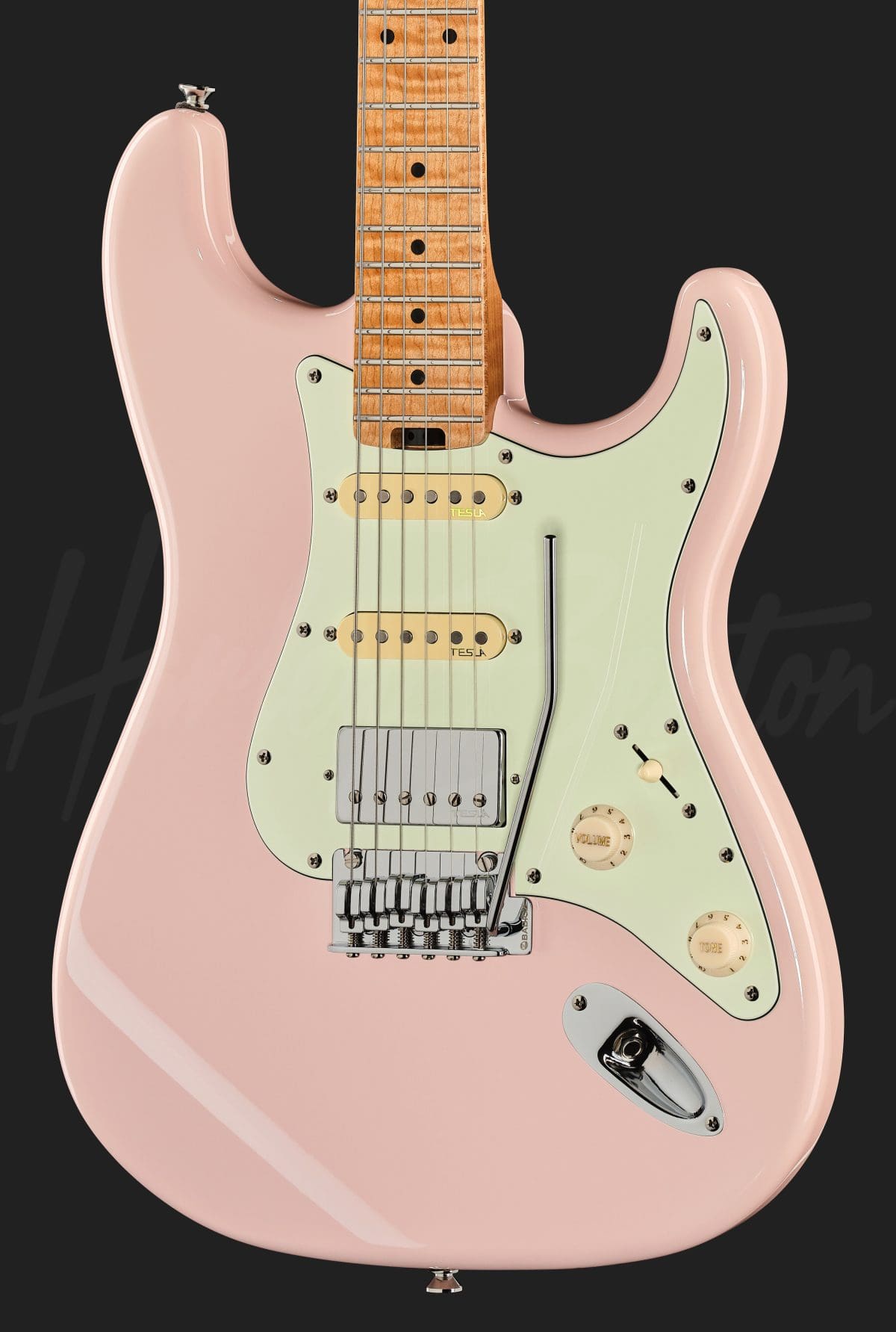 גיטרה חשמלית Harley Benton ST-Modern Plus MN HSS SP – Shell Pink 4 Harley Benton ST-Modern Plus MN HSS SP – תקריב חזית הגוף ומערך HSS