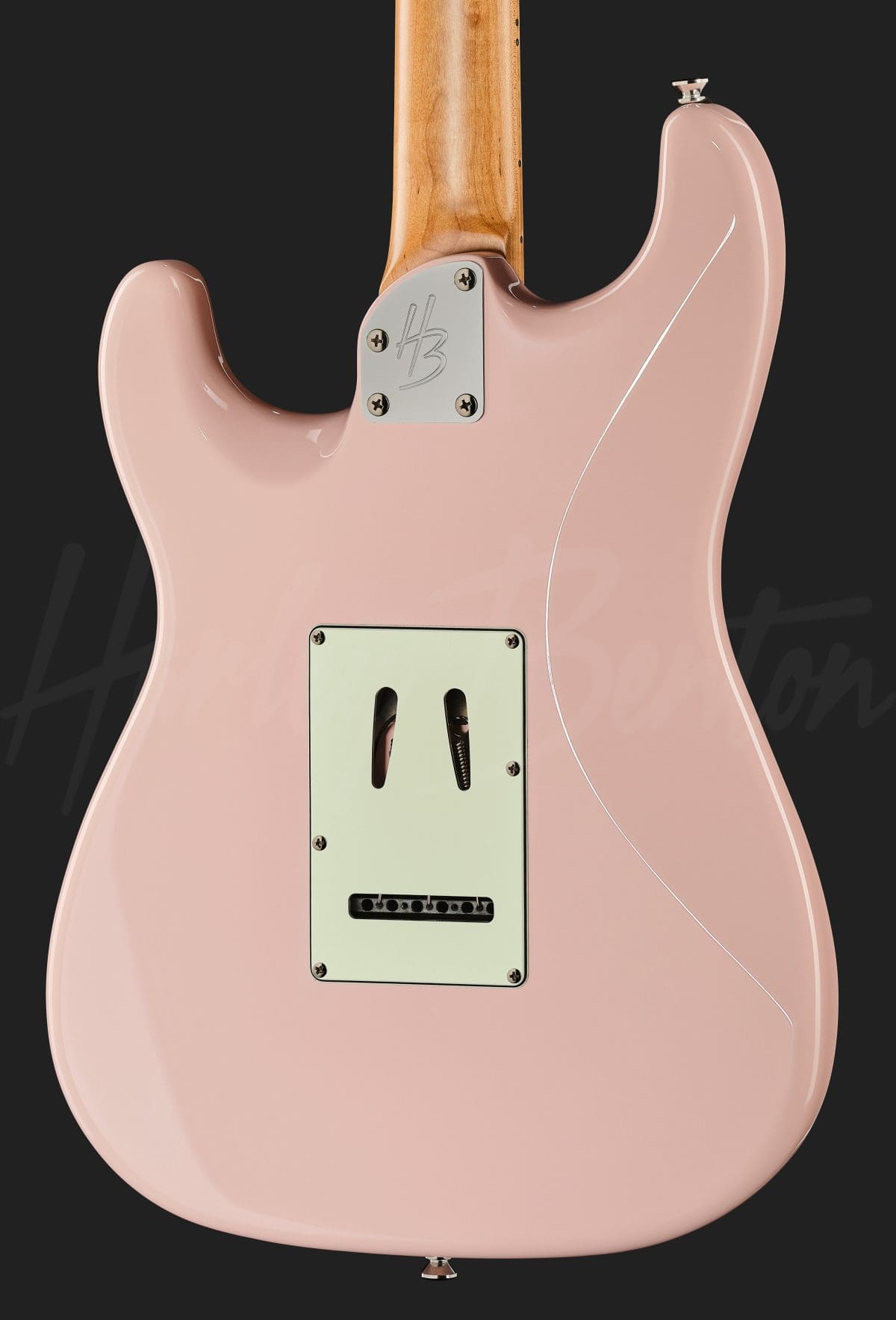 גיטרה חשמלית Harley Benton ST-Modern Plus MN HSS SP – Shell Pink 5 Harley Benton ST-Modern Plus MN HSS SP – תקריב גב הגוף ומכסה הטרמולו