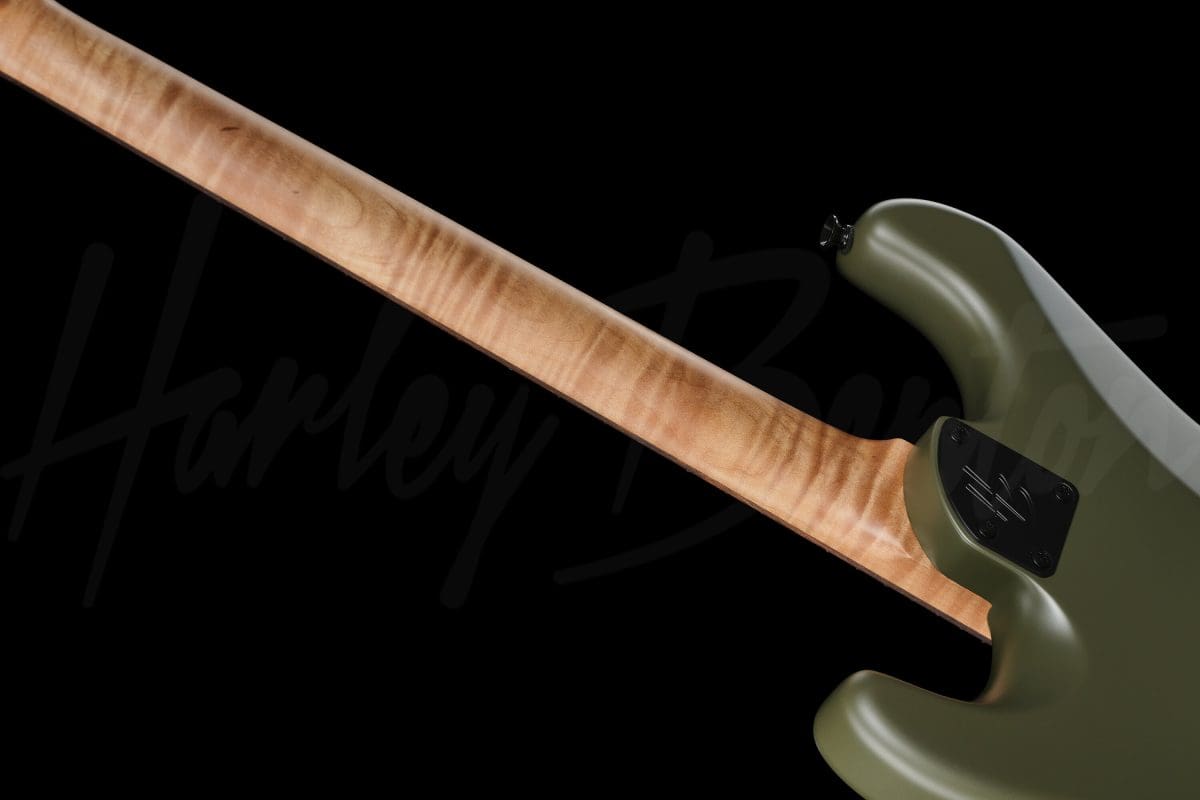 גיטרה חשמלית Harley Benton ST-Modern Plus HSS MOD – ירוק זית Matte Olive Drab 10 גיטרה חשמלית Harley Benton ST-Modern Plus HSS MOD בגימור ירוק זית Matte Olive Drab – גב הצוואר וחיבורו לגוף