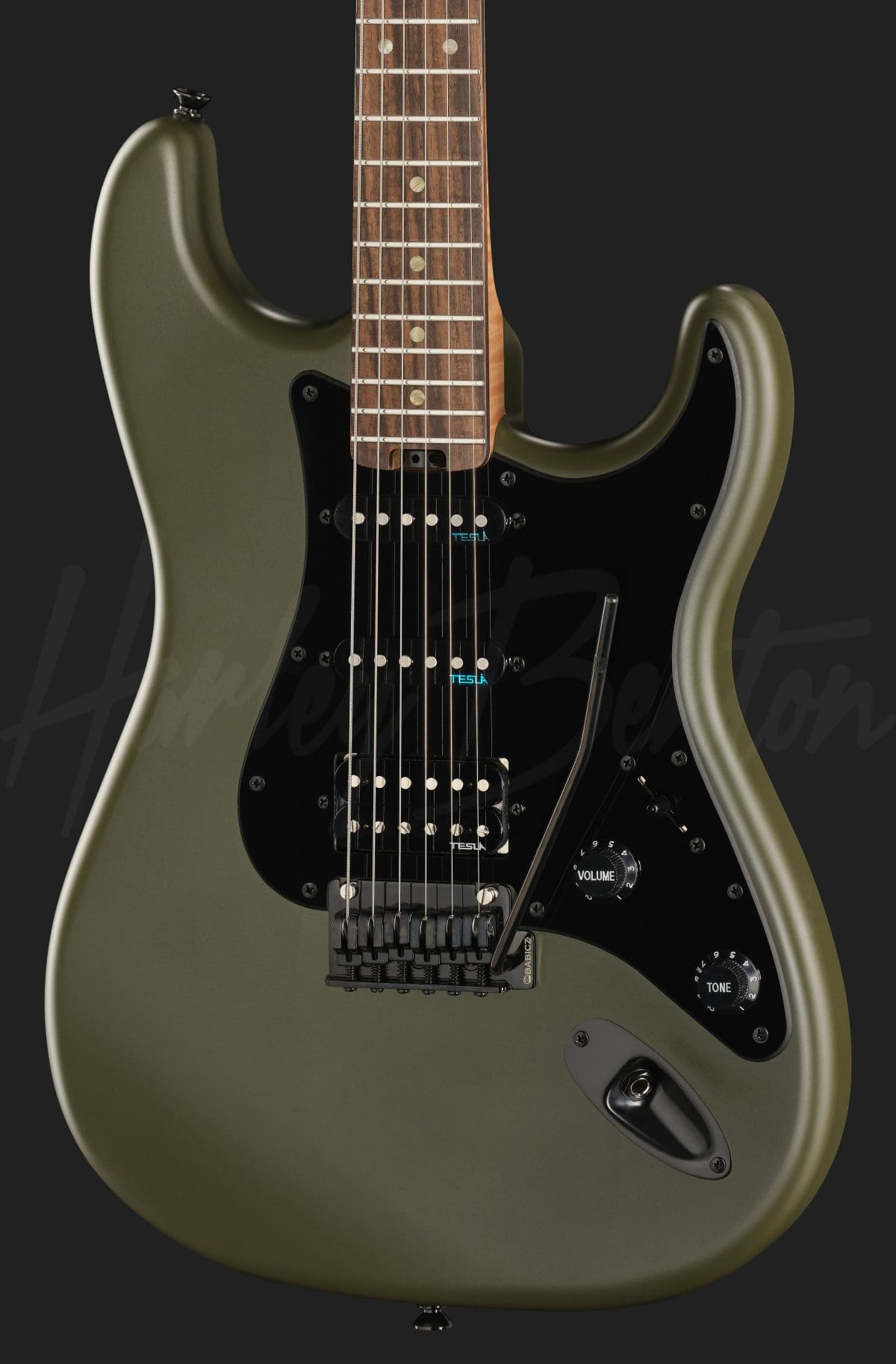 גיטרה חשמלית Harley Benton ST-Modern Plus HSS MOD – ירוק זית Matte Olive Drab 4 גיטרה חשמלית Harley Benton ST-Modern Plus HSS MOD בגימור ירוק זית Matte Olive Drab – חזית הגוף והפיקאפים