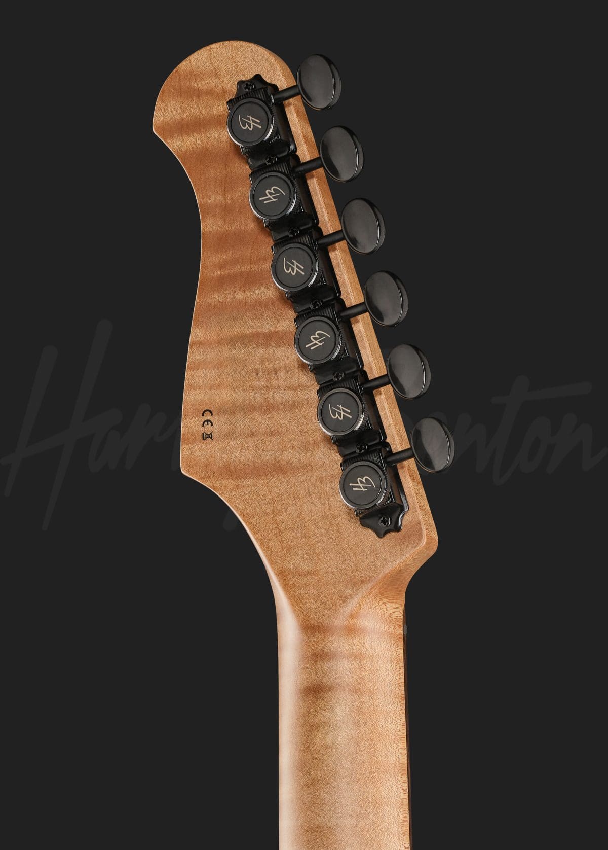 גיטרה חשמלית Harley Benton ST-Modern Plus HSS MOD – ירוק זית Matte Olive Drab 7 גיטרה חשמלית Harley Benton ST-Modern Plus HSS MOD בגימור ירוק זית Matte Olive Drab – גב ראש הגיטרה ומפתחות הכיוון