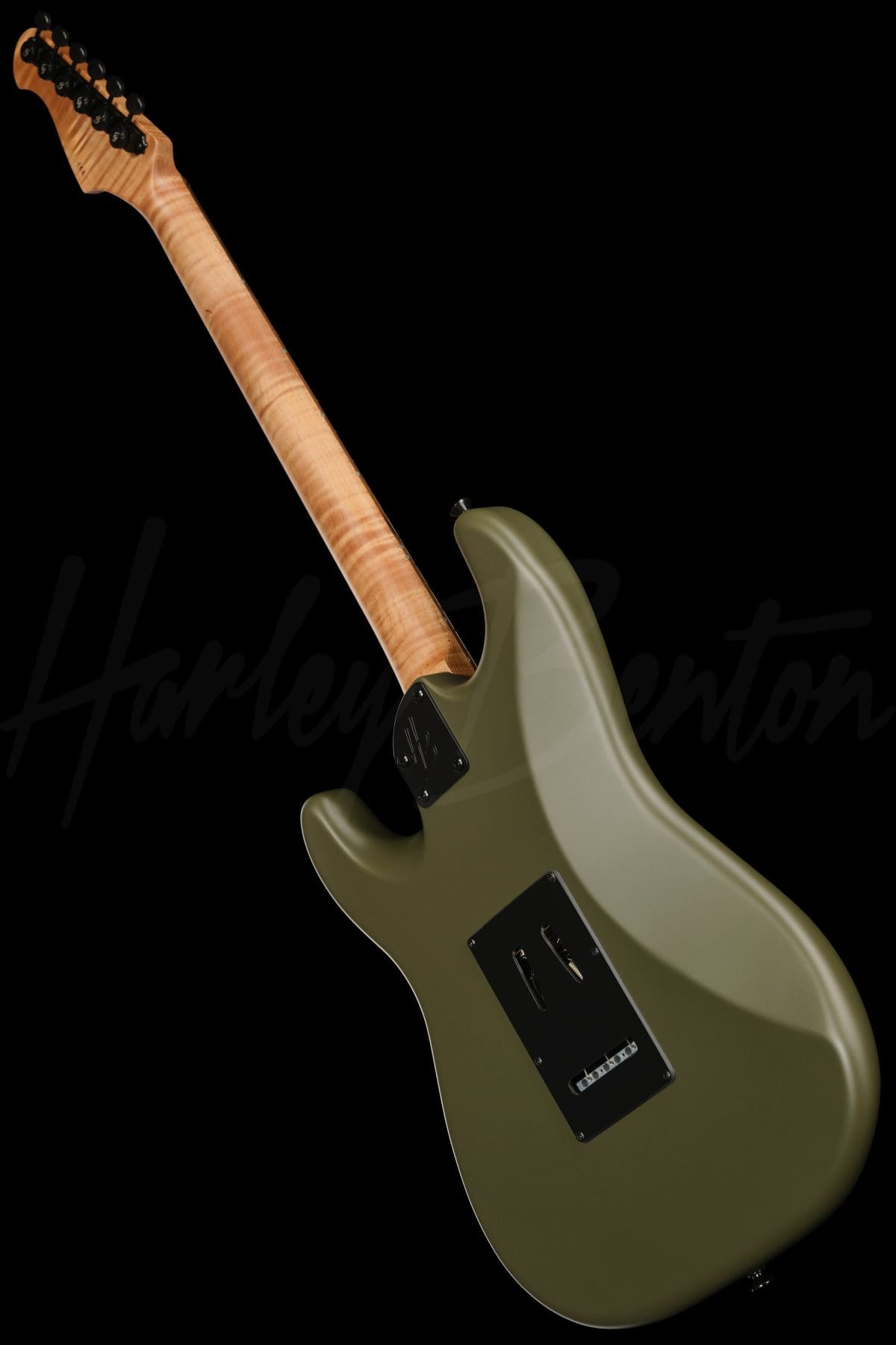 גיטרה חשמלית Harley Benton ST-Modern Plus HSS MOD – ירוק זית Matte Olive Drab 9 גיטרה חשמלית Harley Benton ST-Modern Plus HSS MOD בגימור ירוק זית Matte Olive Drab – מבט אחורי אלכסוני