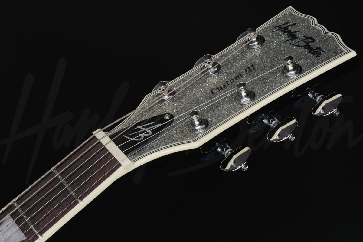גיטרה חשמלית Harley Benton SC-Custom III Silver Sparkle 11 גיטרה Harley Benton SC-Custom III Silver Sparkle, ראש הגיטרה מלפנים בזווית