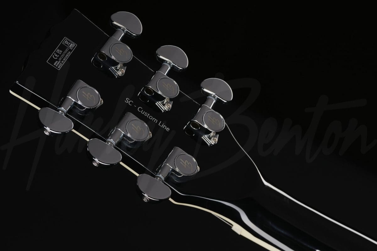 גיטרה חשמלית Harley Benton SC-Custom III Silver Sparkle 12 גיטרה Harley Benton SC-Custom III Silver Sparkle, ראש הגיטרה מאחור בזווית