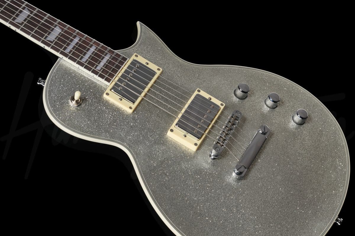 גיטרה חשמלית Harley Benton SC-Custom III Silver Sparkle 10 גיטרה Harley Benton SC-Custom III Silver Sparkle, תקריב הגוף והפיקאפים בזווית