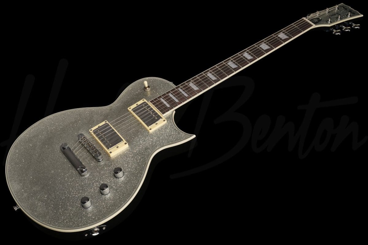 גיטרה חשמלית Harley Benton SC-Custom III Silver Sparkle 7 גיטרה Harley Benton SC-Custom III Silver Sparkle, מבט חזיתי אלכסוני
