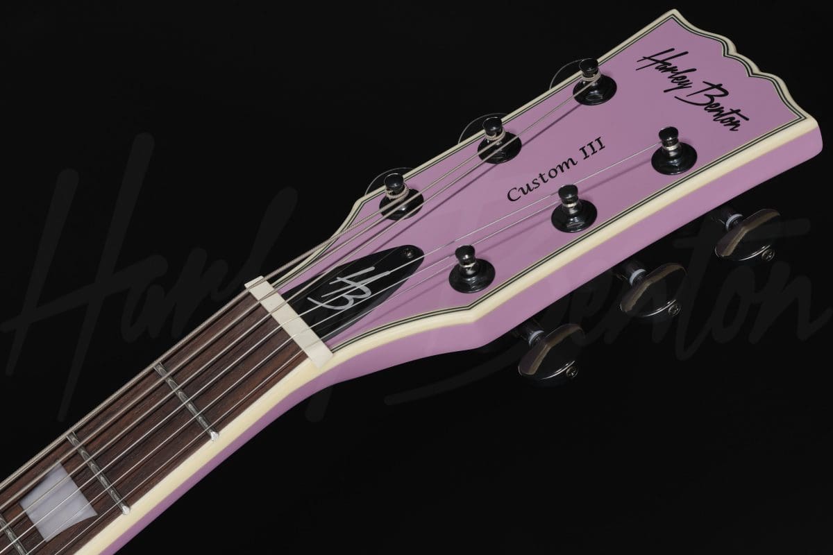 גיטרה חשמלית Harley Benton SC-Custom III Purple Satin 11 גיטרה Harley Benton SC-Custom III Purple Satin, ראש הגיטרה מלפנים בזווית