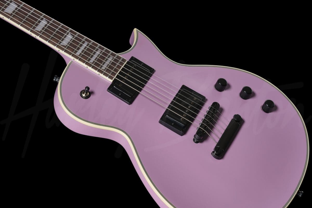 גיטרה חשמלית Harley Benton SC-Custom III Purple Satin 10 גיטרה Harley Benton SC-Custom III Purple Satin, תקריב הגוף והפיקאפים בזווית