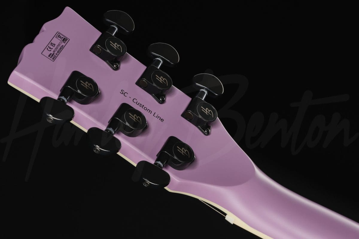 גיטרה חשמלית Harley Benton SC-Custom III Purple Satin 12 גיטרה Harley Benton SC-Custom III Purple Satin, ראש הגיטרה מאחור בזווית