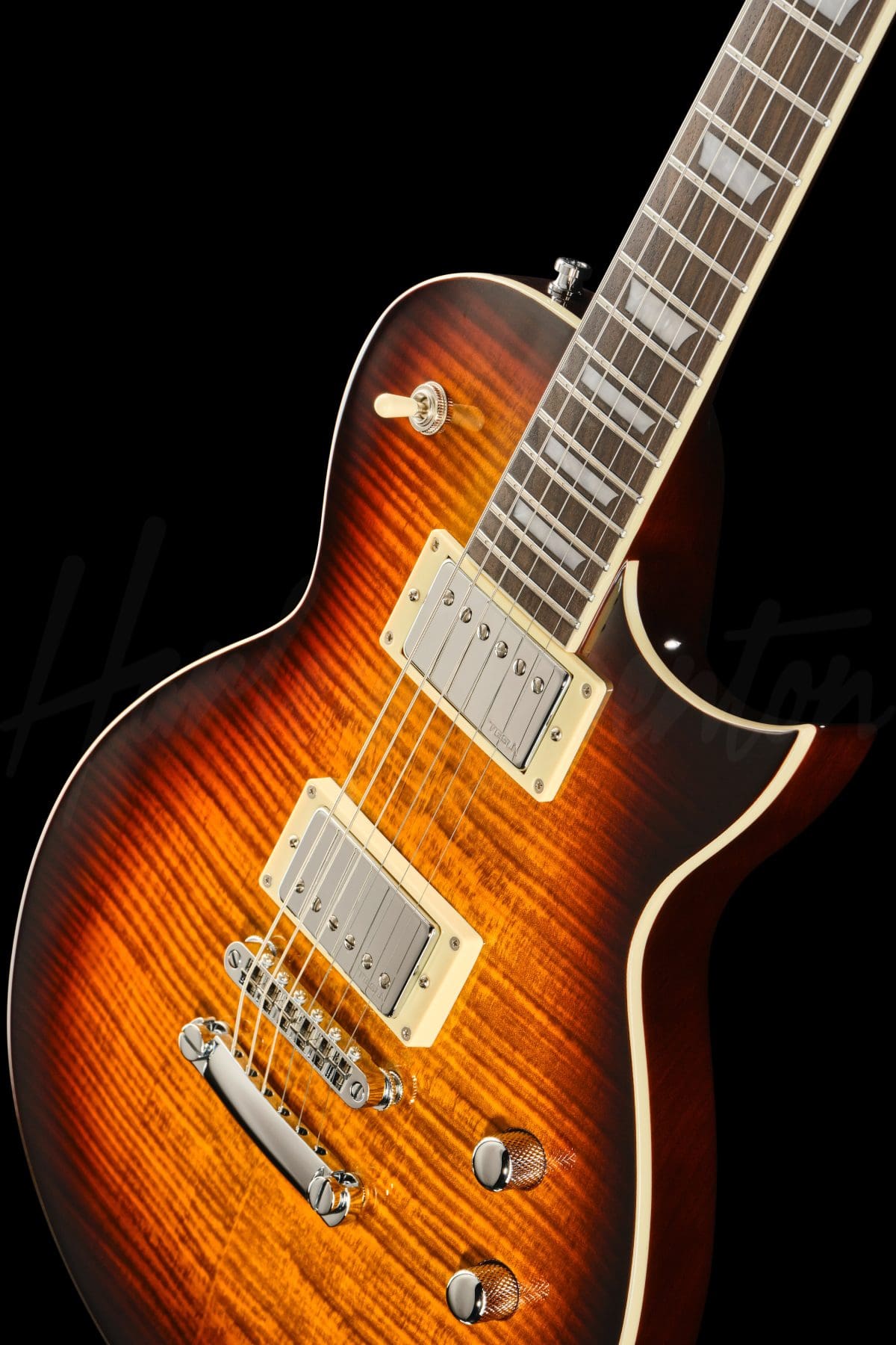 גיטרה חשמלית Harley Benton SC-Custom III Desert Burst 12 גיטרה Harley Benton SC-Custom III Desert Burst, תקריב הגוף ולוח האצבעות מלפנים