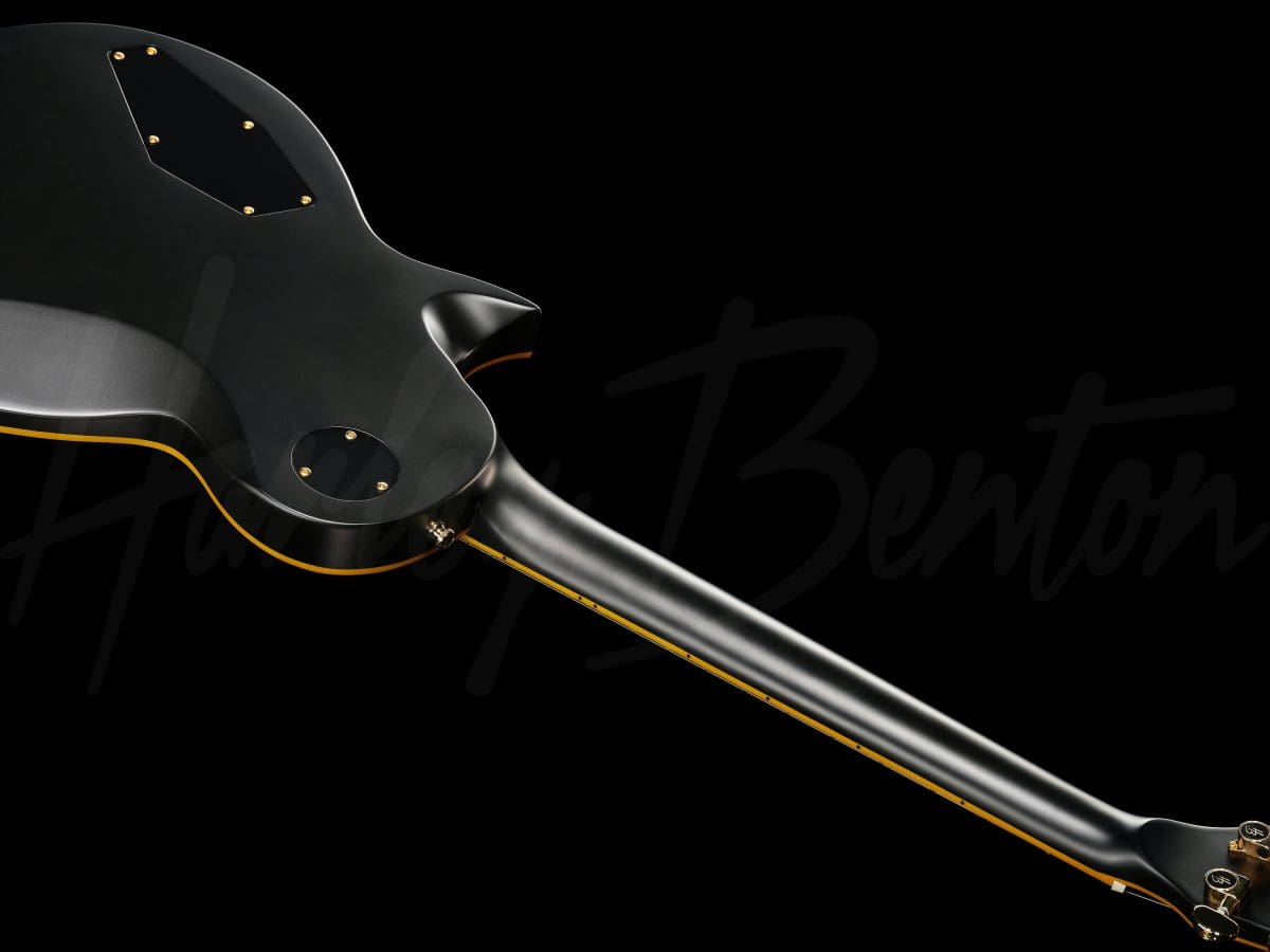 גיטרה חשמלית Harley Benton SC-Custom III VBK – שחור מט 9 גיטרה Harley Benton SC-Custom III VBK, הצוואר והגוף מאחור בזווית