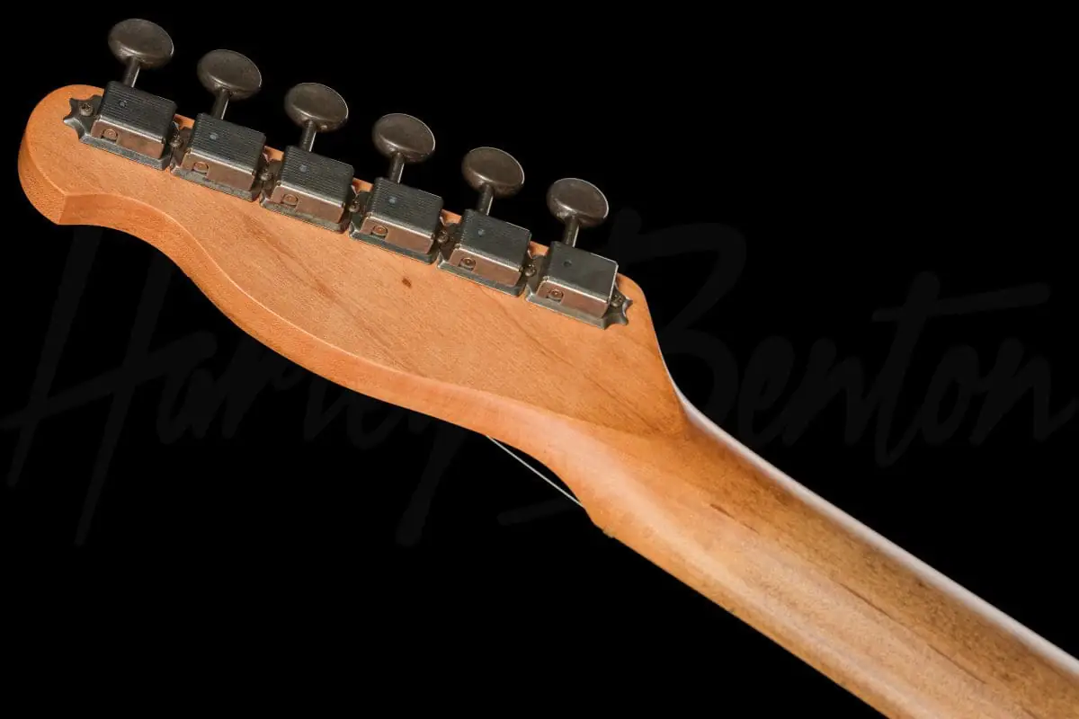 גיטרה חשמלית Harley Benton TE-62LA MN LPB 13 גיטרה Harley Benton TE-62LA MN LPB, תקריב מפתחות הכיוון מאחור בזווית