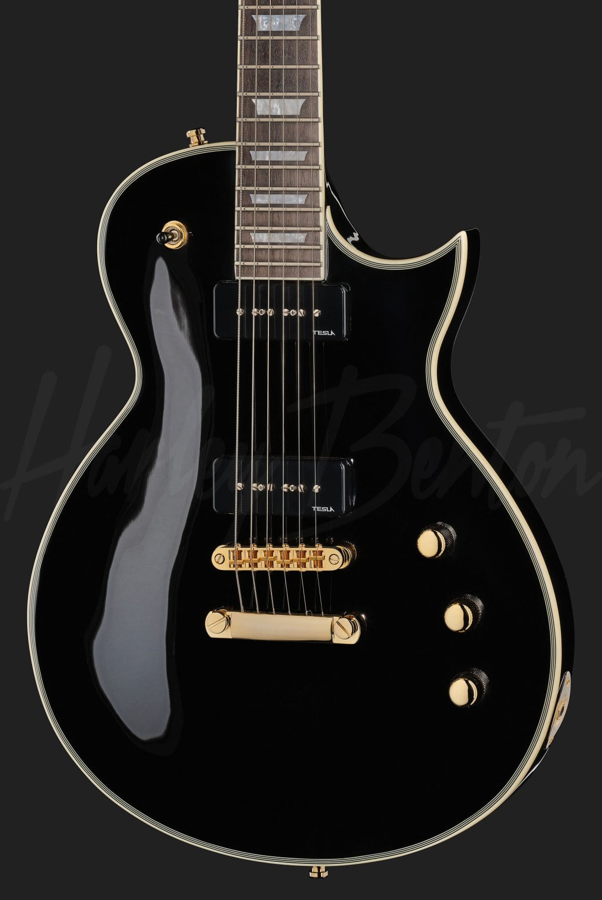 גיטרה חשמלית Harley Benton SC-Custom III P90 Black 4 Harley Benton SC-Custom III P90 Black – תקריב חזית הגוף ופיקאפי P90
