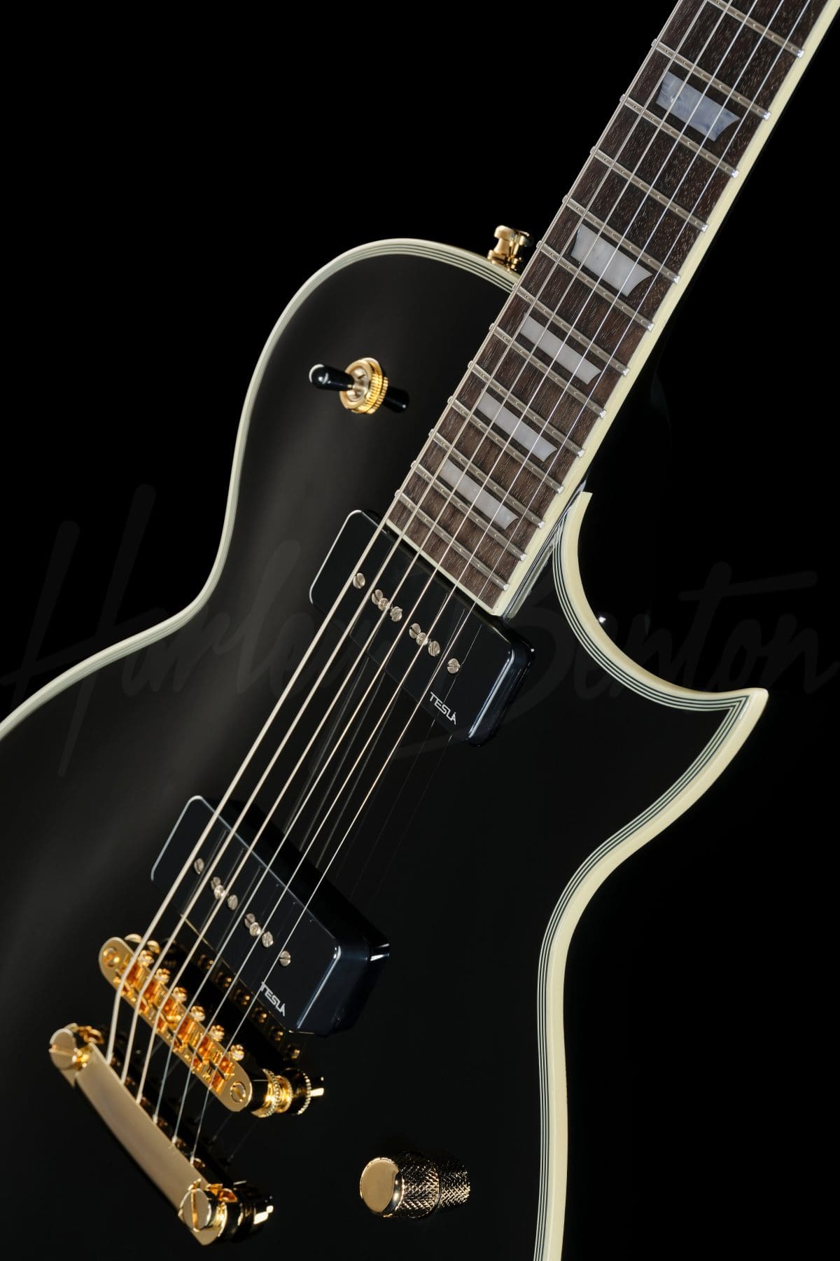 גיטרה חשמלית Harley Benton SC-Custom III P90 Black 12 Harley Benton SC-Custom III P90 Black – תקריב לוח האצבעות והפיקאפים
