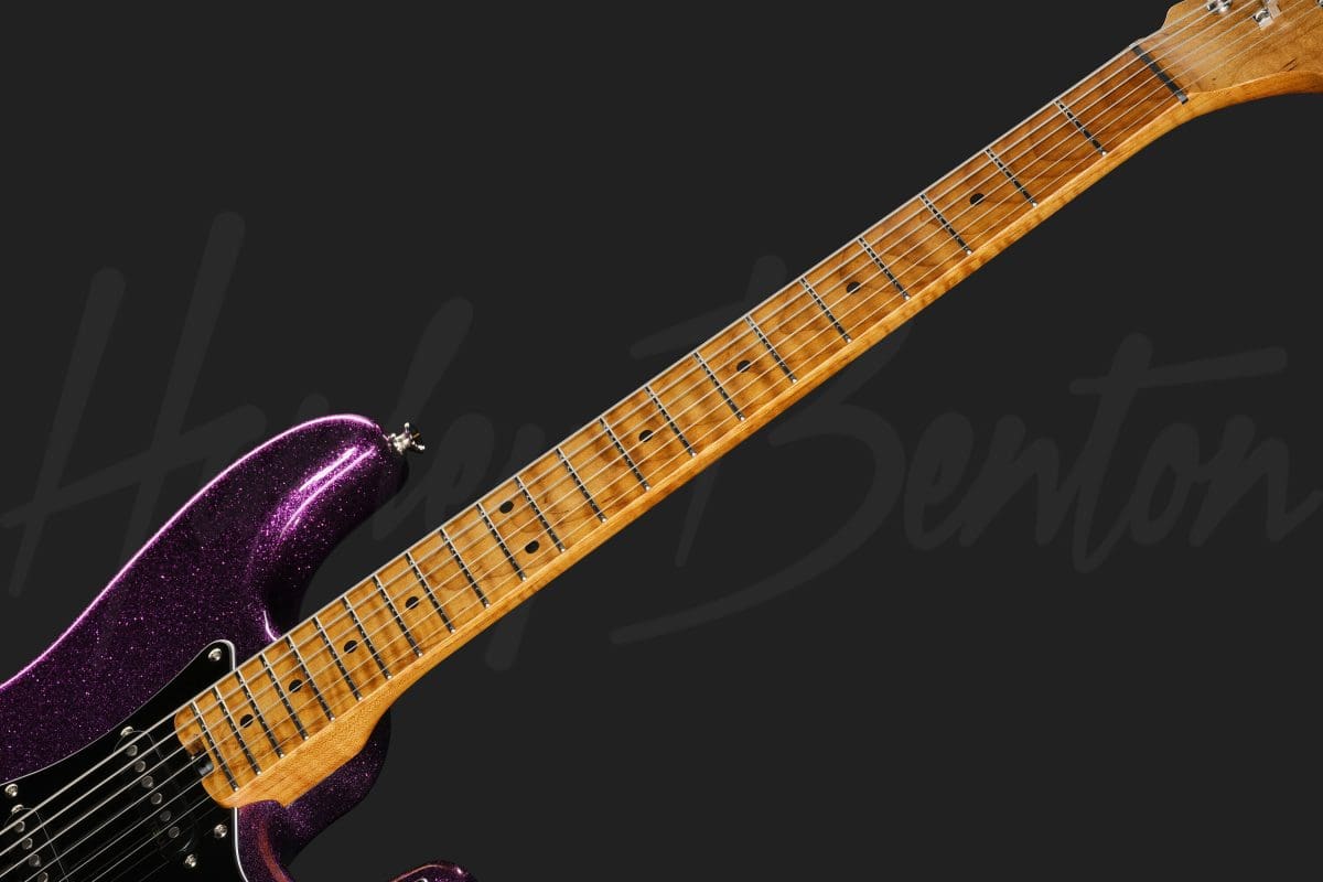 גיטרה חשמלית Harley Benton ST-Modern Plus MN HSS DPS – סגול מנצנץ Dark Purple Sparkle מבריק 13 גיטרה חשמלית Harley Benton ST-Modern Plus MN HSS DPS בגימור סגול Dark Purple Sparkle – לוח האצבוע והמיתרים