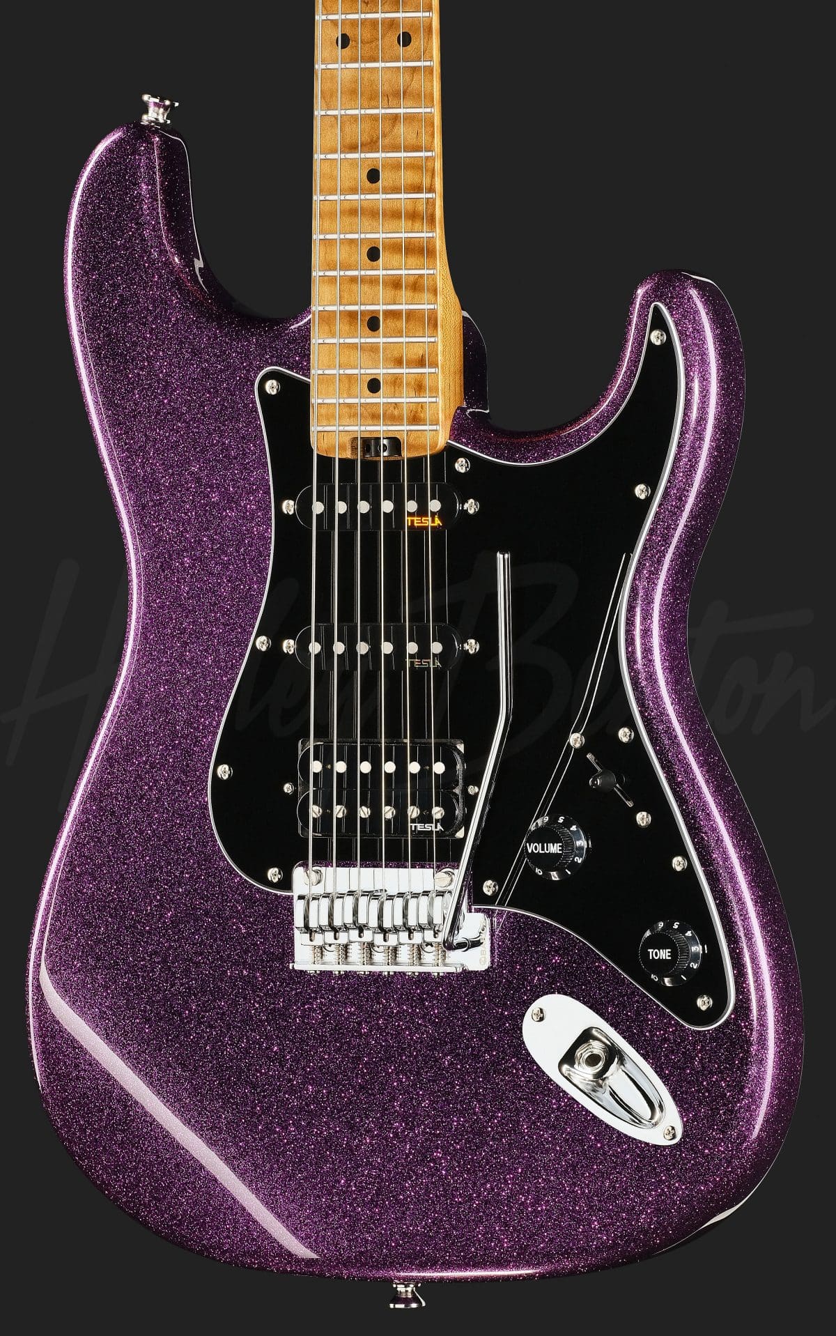 גיטרה חשמלית Harley Benton ST-Modern Plus MN HSS DPS – סגול מנצנץ Dark Purple Sparkle מבריק 4 גיטרה חשמלית Harley Benton ST-Modern Plus MN HSS DPS בגימור סגול Dark Purple Sparkle – חזית הגוף והפיקאפים