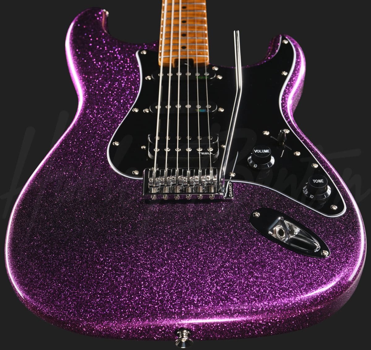גיטרה חשמלית Harley Benton ST-Modern Plus MN HSS DPS – סגול מנצנץ Dark Purple Sparkle מבריק 11 גיטרה חשמלית Harley Benton ST-Modern Plus MN HSS DPS בגימור סגול Dark Purple Sparkle – הפיקאפים והגשר מקרוב