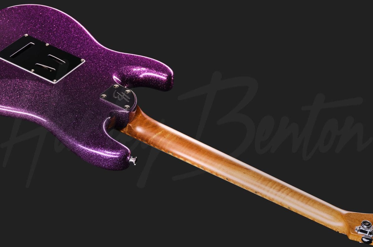 גיטרה חשמלית Harley Benton ST-Modern Plus MN HSS DPS – סגול מנצנץ Dark Purple Sparkle מבריק 10 גיטרה חשמלית Harley Benton ST-Modern Plus MN HSS DPS בגימור סגול Dark Purple Sparkle – חיבור הצוואר והגוף מאחור