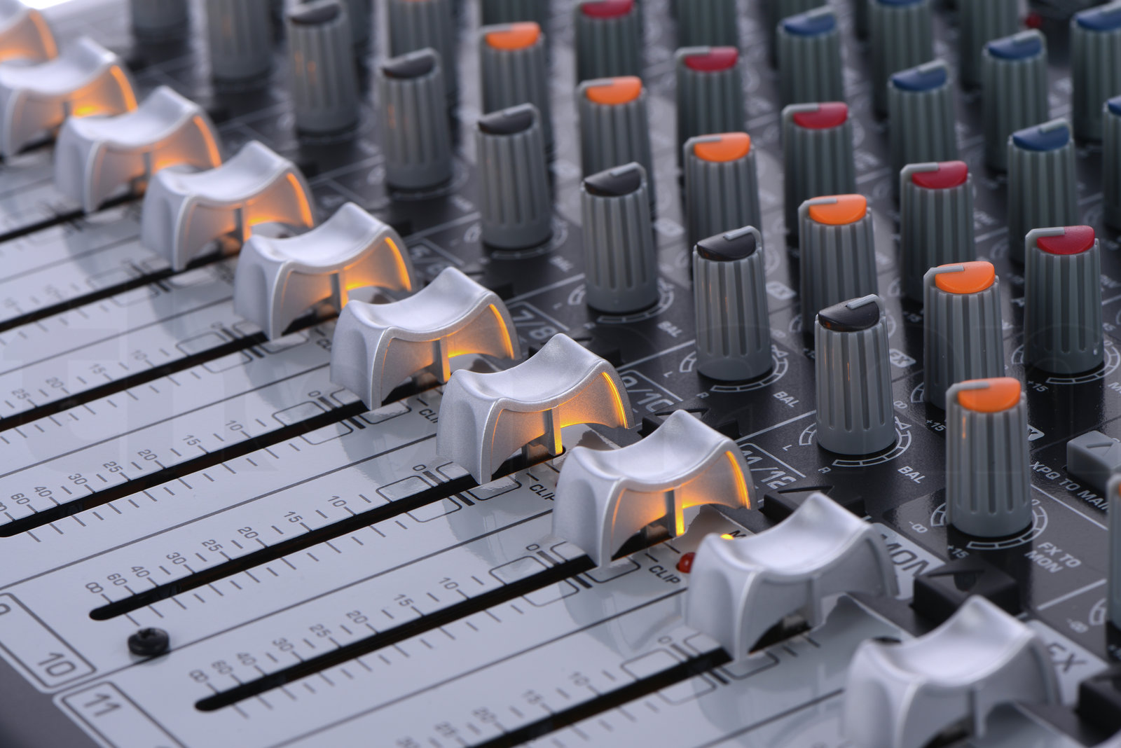 מיקסר Behringer Xenyx QX1222USB 5 מיקסר Behringer Xenyx QX1222USB — תמונה 5