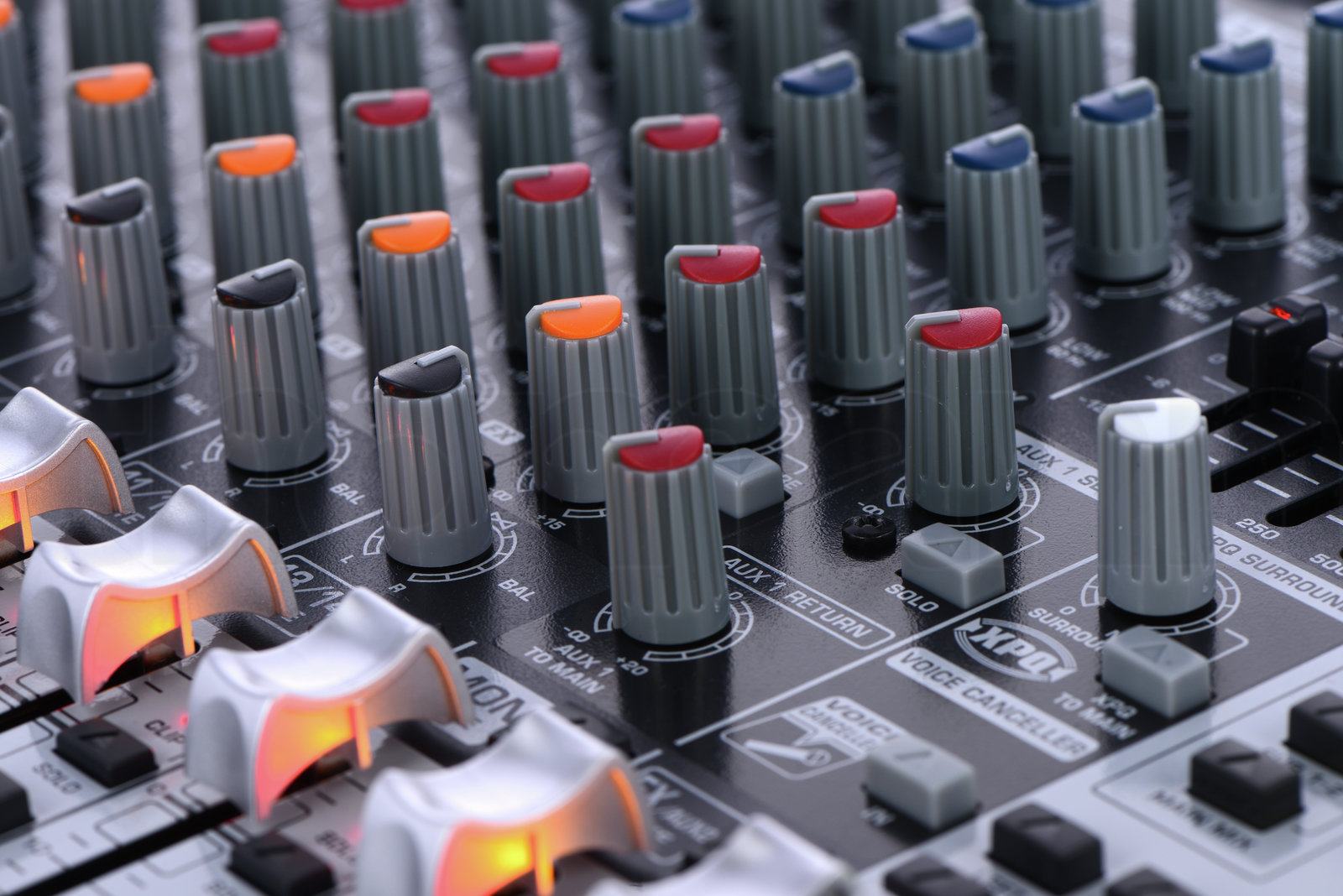 מיקסר Behringer Xenyx QX1832USB 5 מיקסר Behringer Xenyx QX1832USB — תמונה 5