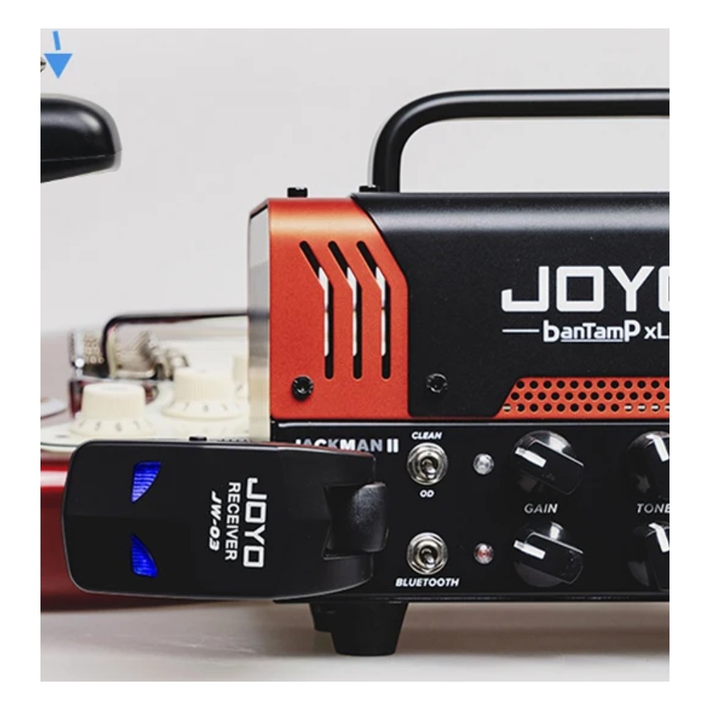 מערכת אלחוטית לגיטרה ובס 2.4GHz – משדר ומקלט נטענים, 4 ערוצים, בלי כבלים על הבמה 3 המקלט האלחוטי מחובר לכניסת מגבר גיטרה עם תקע מסתובב