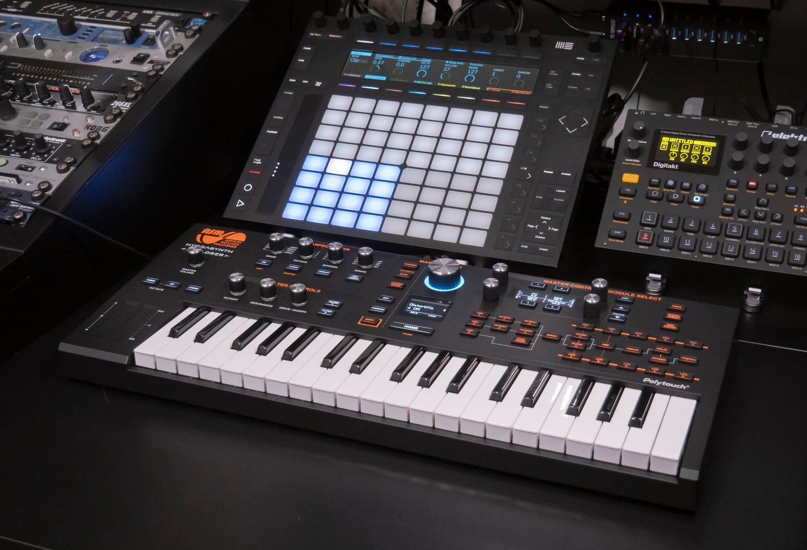 ASM Hydrasynth Explorer – סינתיסייזר 37 קלידים 3 ASM Hydrasynth Explorer בסביבת אולפן; הציוד הנוסף להמחשה ואינו כלול