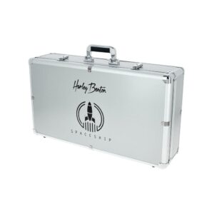פדלבורד Harley Benton 60×30 ס״מ עם קייס קשיח – אלומיניום, גובה והטיה מתכווננים (יבוא בלעדי)