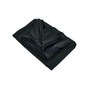 וילון במה שחור Stairville 3.3×5.0 מ׳ – פוליאסטר 200 גרם למ״ר, מעכב בעירה, סקוטש ועיניות, 50% קפלים