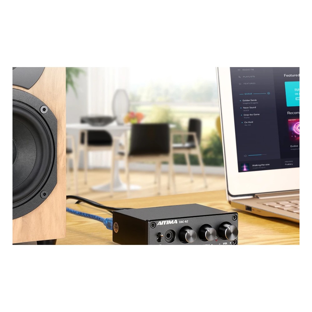 ממיר DAC שולחני עם מגבר אוזניות ובקרות בס וטרבל, כניסות USB, אופטית וקואקסיאלית ויציאת RCA 3 ממיר DAC על שולחן עבודה לצד מחשב נייד ורמקול