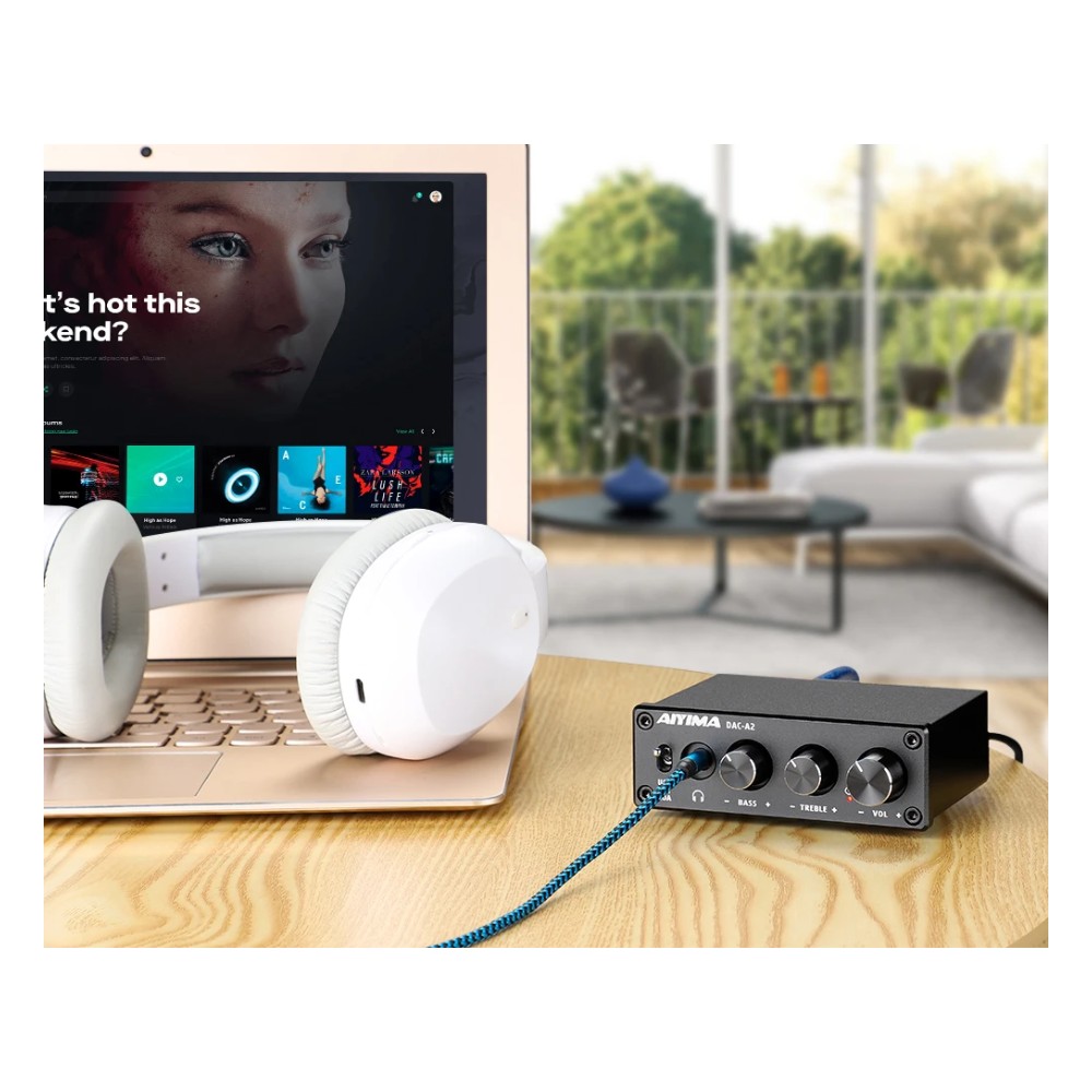 ממיר DAC שולחני עם מגבר אוזניות ובקרות בס וטרבל, כניסות USB, אופטית וקואקסיאלית ויציאת RCA 4 ממיר DAC מחובר לאוזניות ליד מחשב נייד