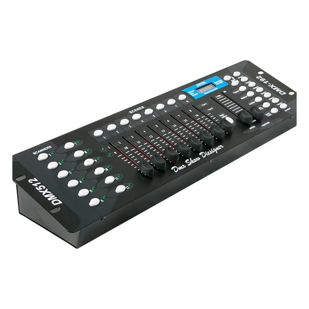 קונסולת תאורה DMX512 עם 192 ערוצים לשליטה ב-12 גופי תאורה – סצנות, Chase ו-8 פיידרים 1 קונסולת תאורה DMX512 עם 192 ערוצים במבט בזווית על רקע לבן