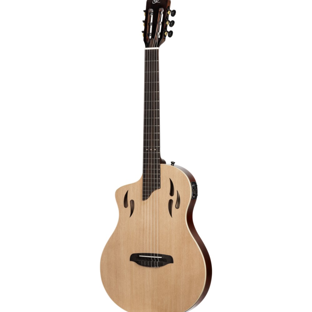 גיטרה קלאסית חשמלית שמאלית Ortega TourPlayer – טופ ספרוס מלא, גימור טבעי 2 Ortega TourPlayer שמאלית – טופ ספרוס מלא עם פתחי תהודה, מבט בזווית
