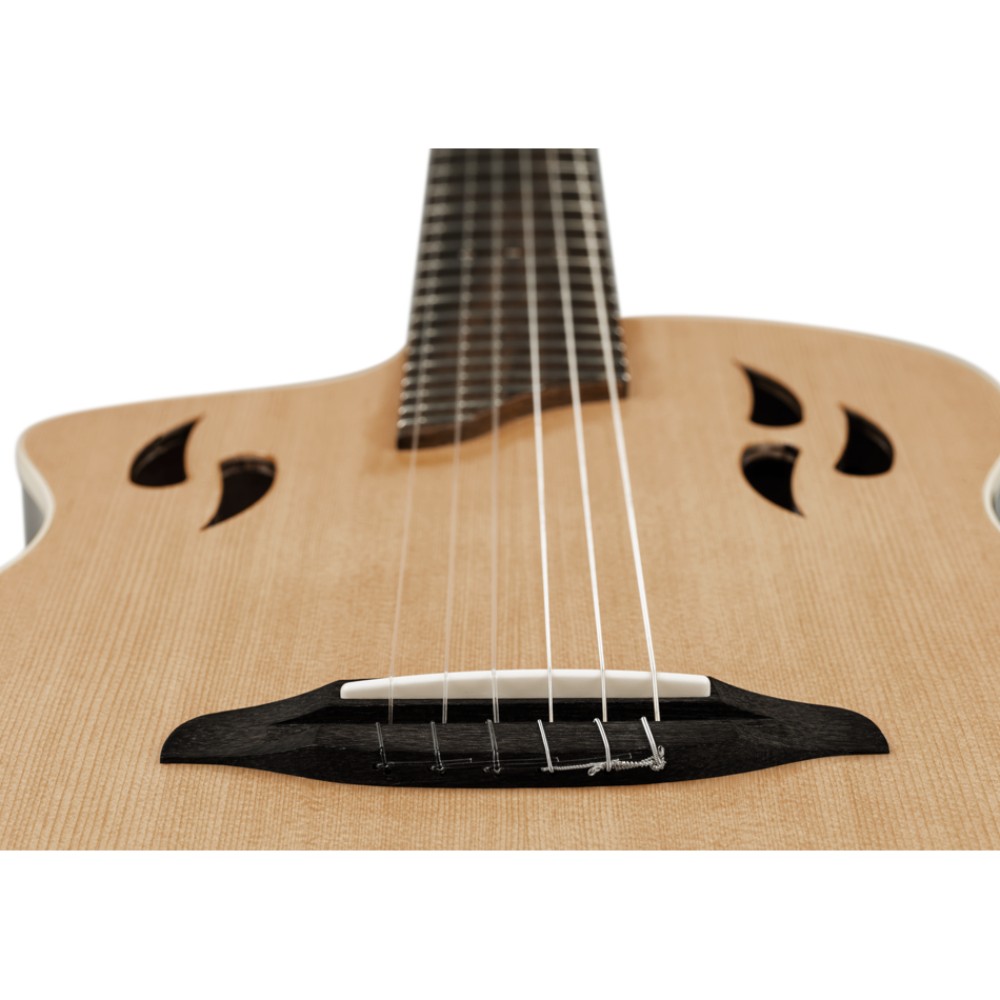 גיטרה קלאסית חשמלית שמאלית Ortega TourPlayer – טופ ספרוס מלא, גימור טבעי 5 פתחי התהודה והגשר בגיטרה Ortega TourPlayer שמאלית