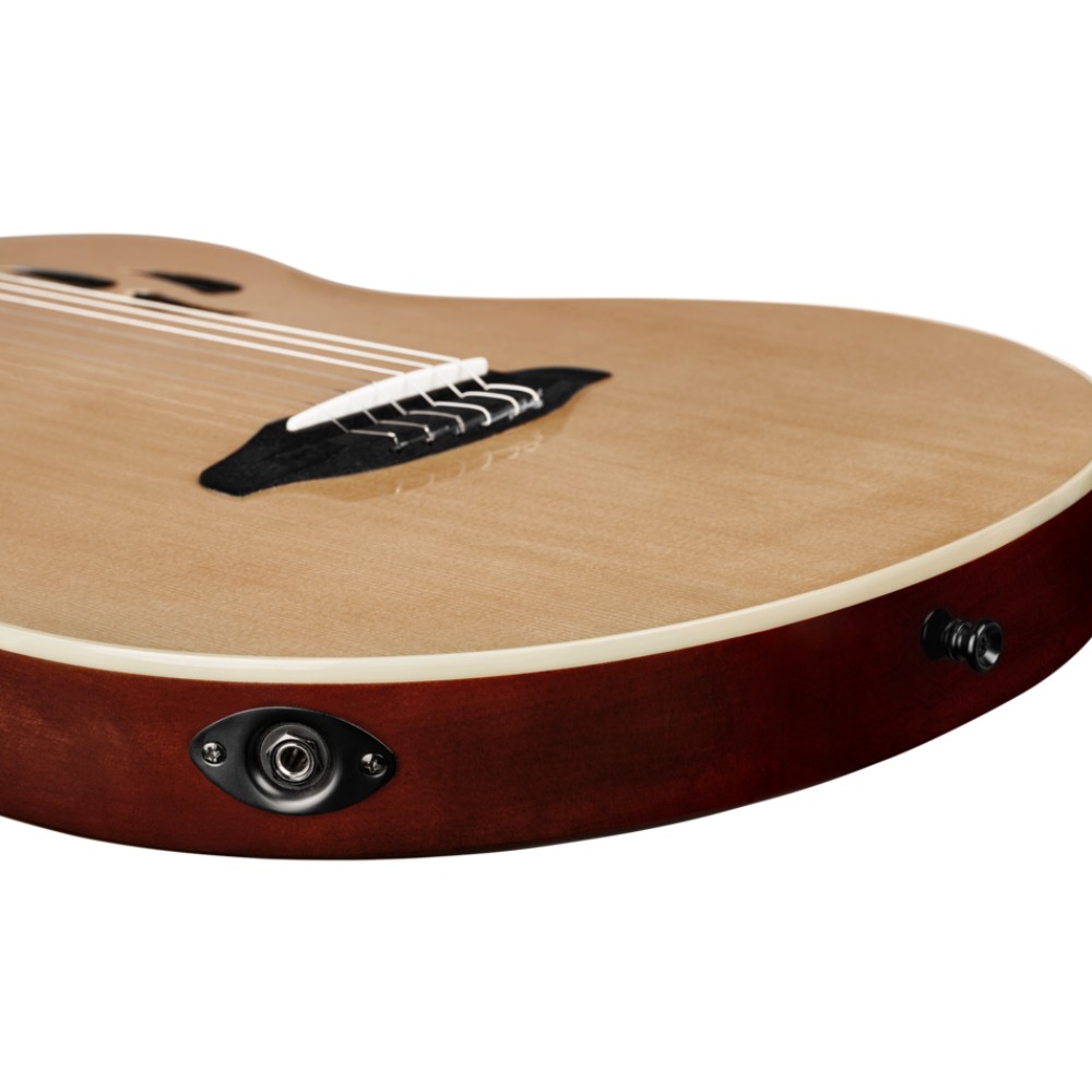 גיטרה קלאסית חשמלית שמאלית Ortega TourPlayer – טופ ספרוס מלא, גימור טבעי 7 שקע היציאה בגיטרה Ortega TourPlayer שמאלית