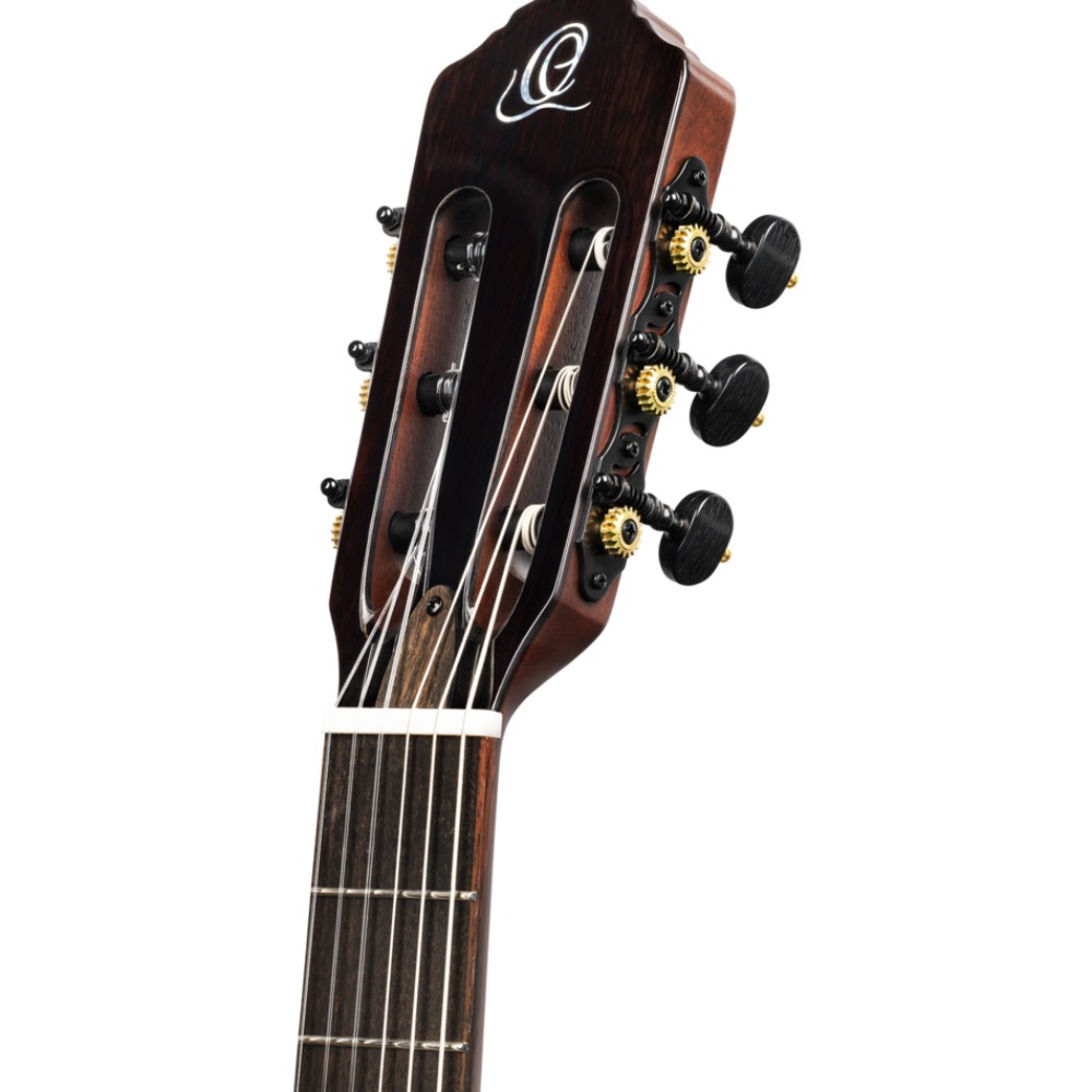 גיטרה קלאסית חשמלית שמאלית Ortega TourPlayer – טופ ספרוס מלא, גימור טבעי 8 ראש הגיטרה Ortega TourPlayer עם מכונות כיוון OTM-TP