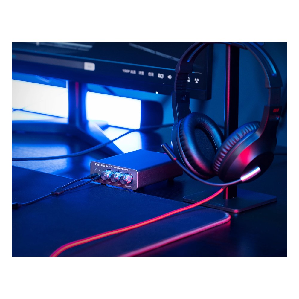 כרטיס קול חיצוני DAC למחשב, Mac ו-PS5 — מגבר אוזניות עם כניסת מיקרופון ויציאה לרמקולים 4 כרטיס הקול החיצוני על שולחן גיימינג עם אוזניות