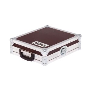 קייס קשיח ל-Akai MPC One – תא לספק הכוח, ריפוד ספוג, פינות כדור, רגלי גומי, תוצרת גרמניה (יבוא בלעדי)