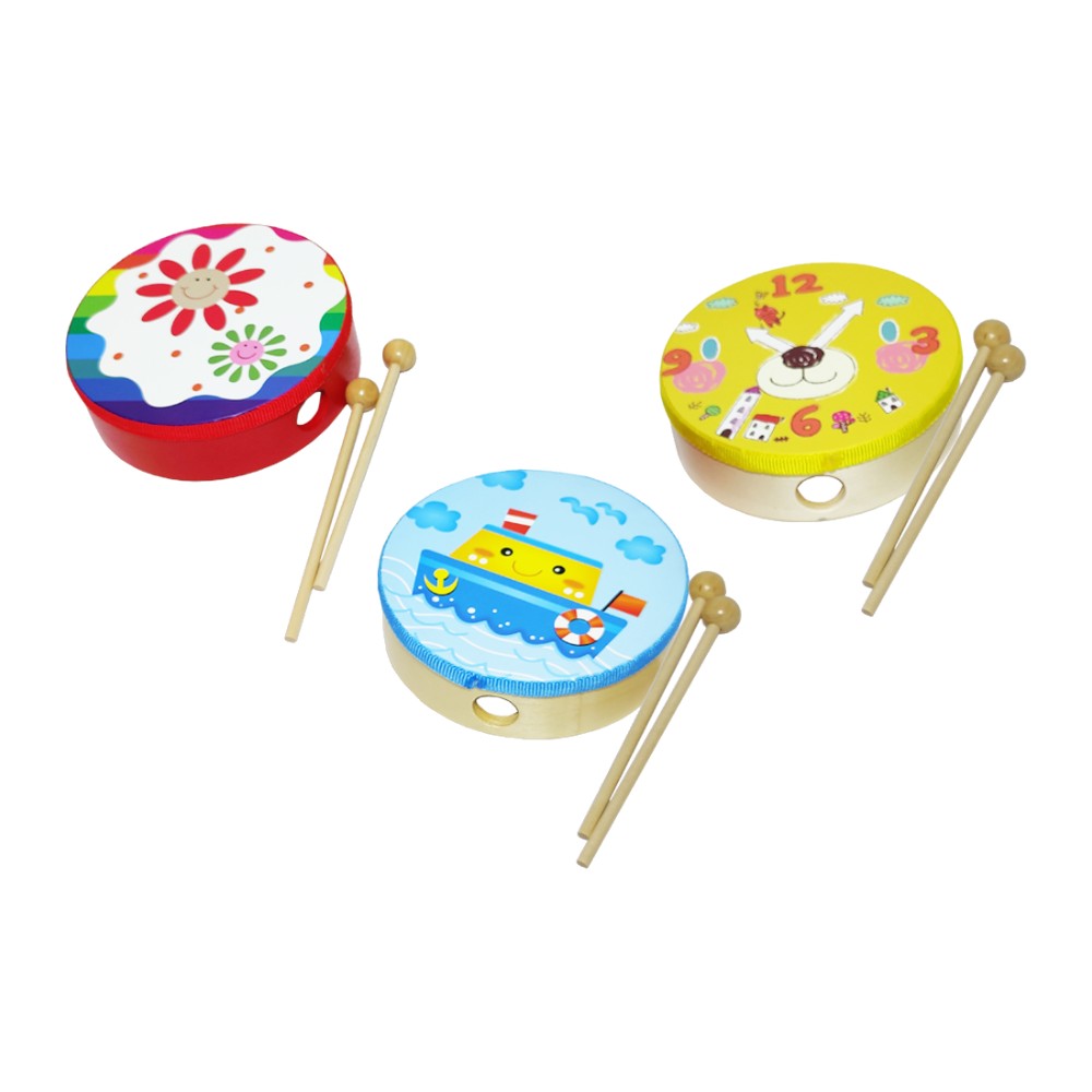 מארז 3 תופי יד לילדים עם מקלות – Jinbao Kid Drum, עץ בהדפסים צבעוניים 1 מארז 3 תופי יד לילדים Jinbao בהדפסים צבעוניים עם מקלות