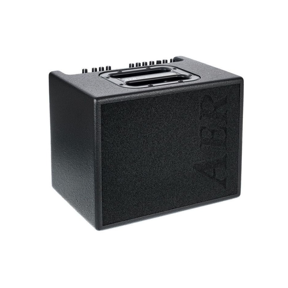 מגבר לגיטרה אקוסטית AER Compact 60/4 שחור 60W – שני ערוצים, אפקטים ויציאת DI 3 מגבר AER Compact 60/4 שחור בזווית צד המראה את מבנה הארון הסגור