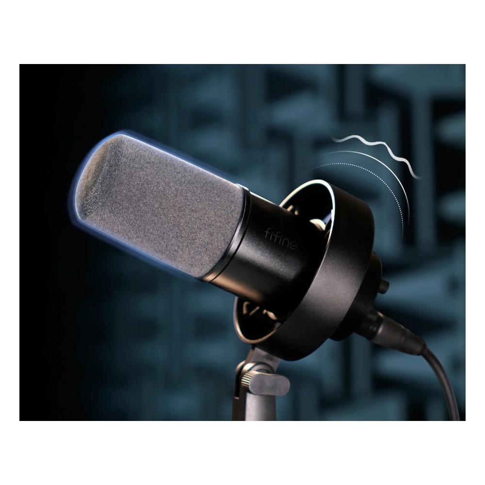 מיקרופון דינמי USB/XLR לפודקאסט, סטרימינג והקלטת וויס-אובר עם שוק-מאונט והשתקה במגע 2 המיקרופון על סטנד באולפן הקלטה