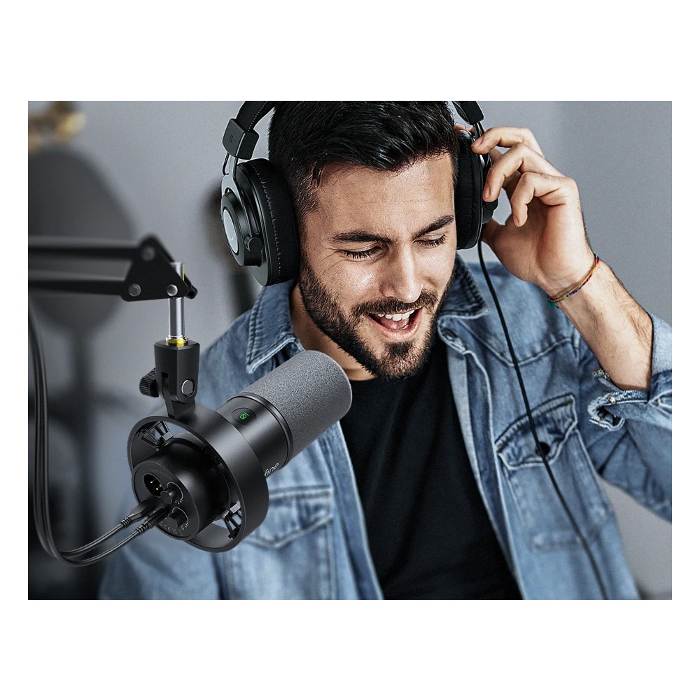 מיקרופון דינמי USB/XLR לפודקאסט, סטרימינג והקלטת וויס-אובר עם שוק-מאונט והשתקה במגע 3 פודקאסטר עם אוזניות מקליט מול המיקרופון על זרוע בום